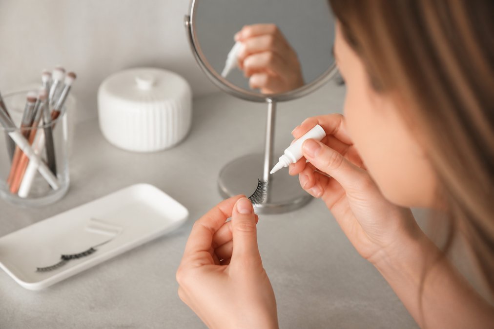 Sensitive Eyes Lash Glue Reviews: Safe Adhesives Tested