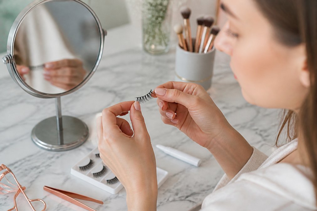 How to Apply Instant Lashes for Beginners in 2026