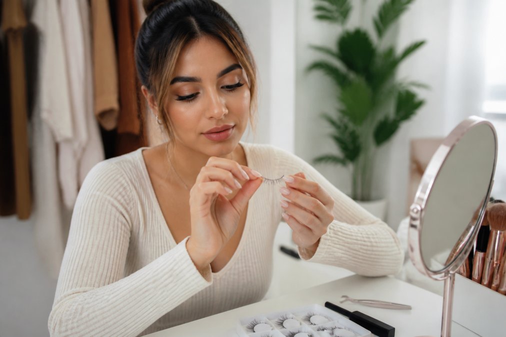 How to Choose Press-On Lashes for Beginners: 2026 Guide